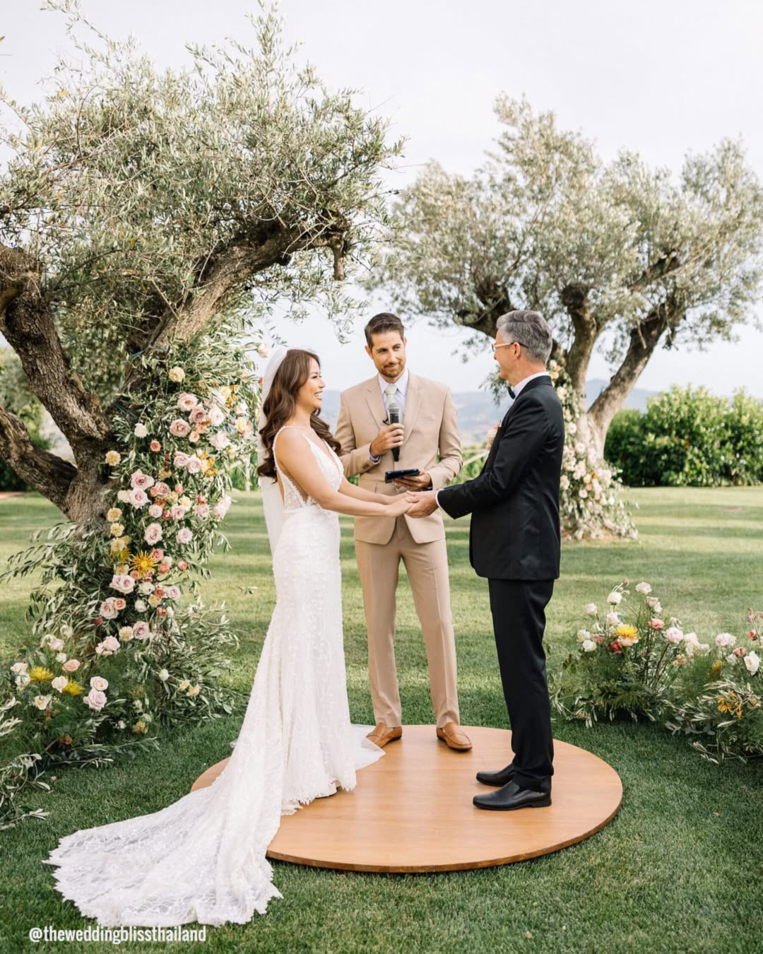 Minimalistic Wedding Altar Ideas