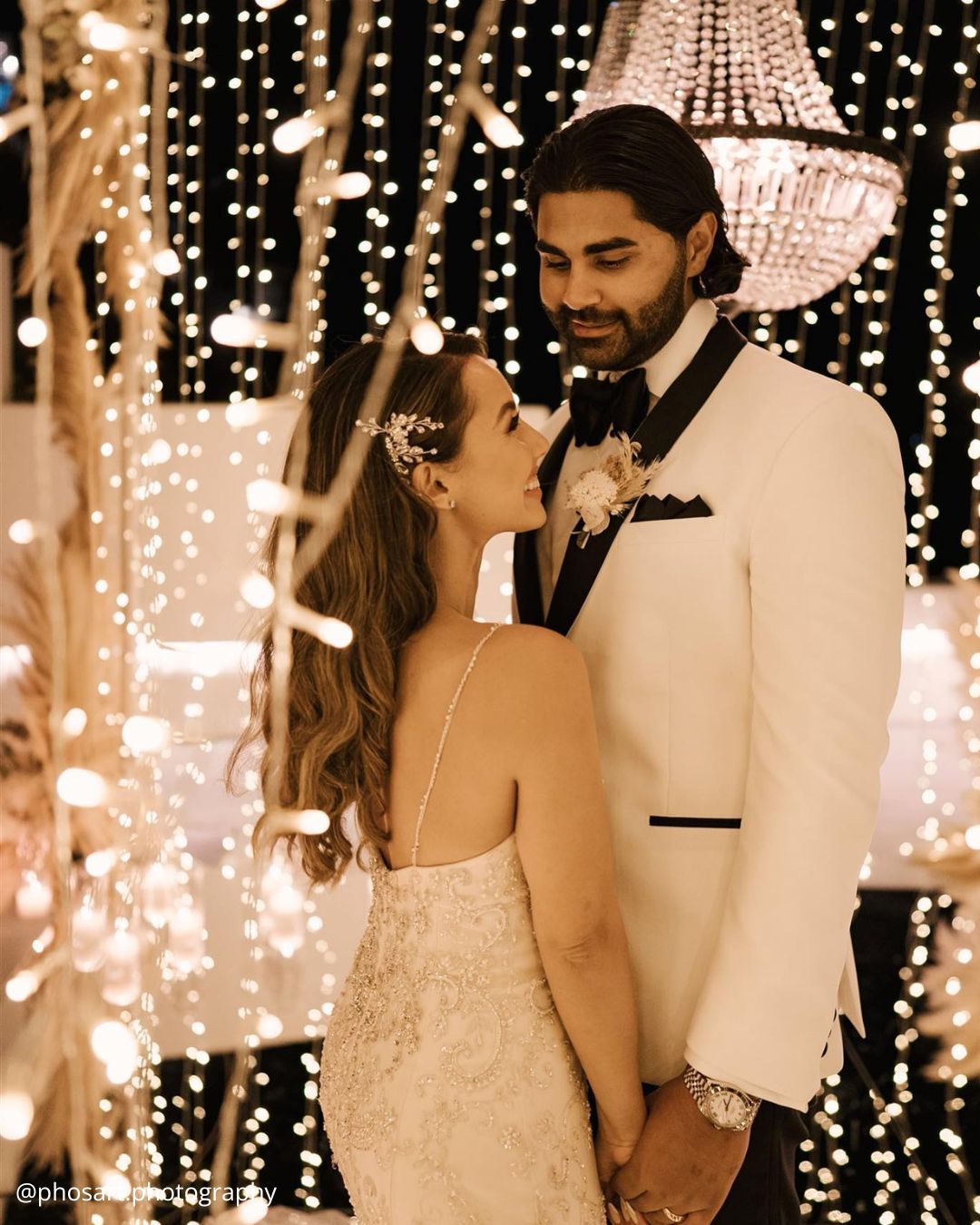 Incredible Night Wedding Photos With Sparklers