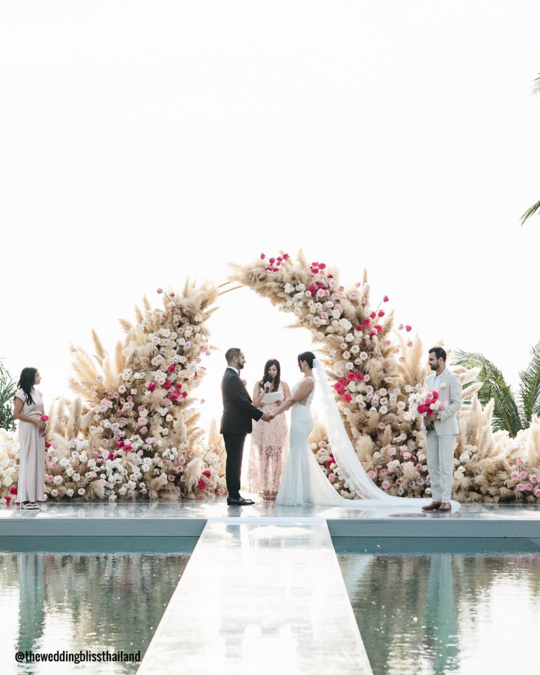 What are some general tips and approaches for wedding pool party decoration?