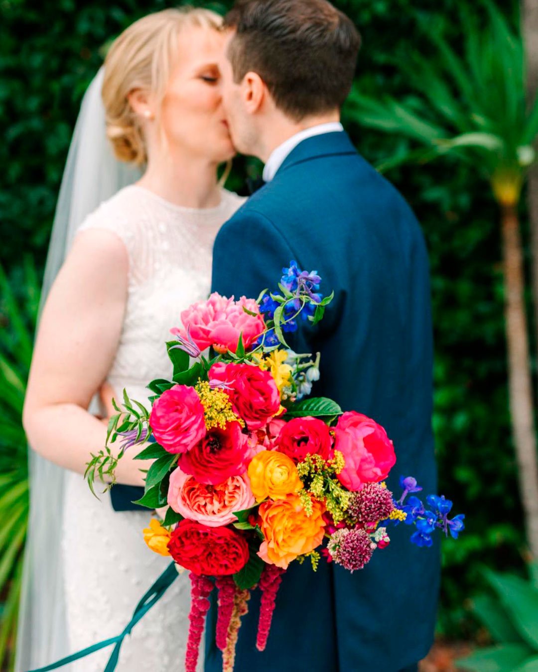 Trendy Chic Summer Bouquets With Greens