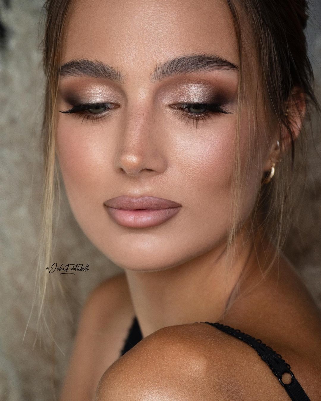 Glowly Bronzed Looks For Guests
