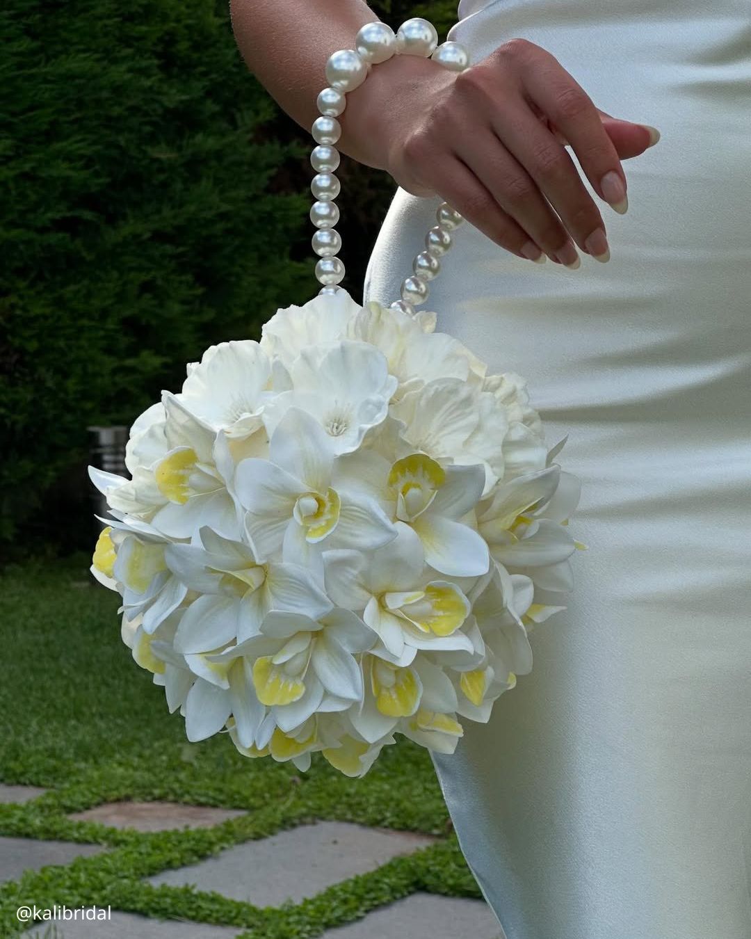 White Wedding Bouquets For Gentle Brides