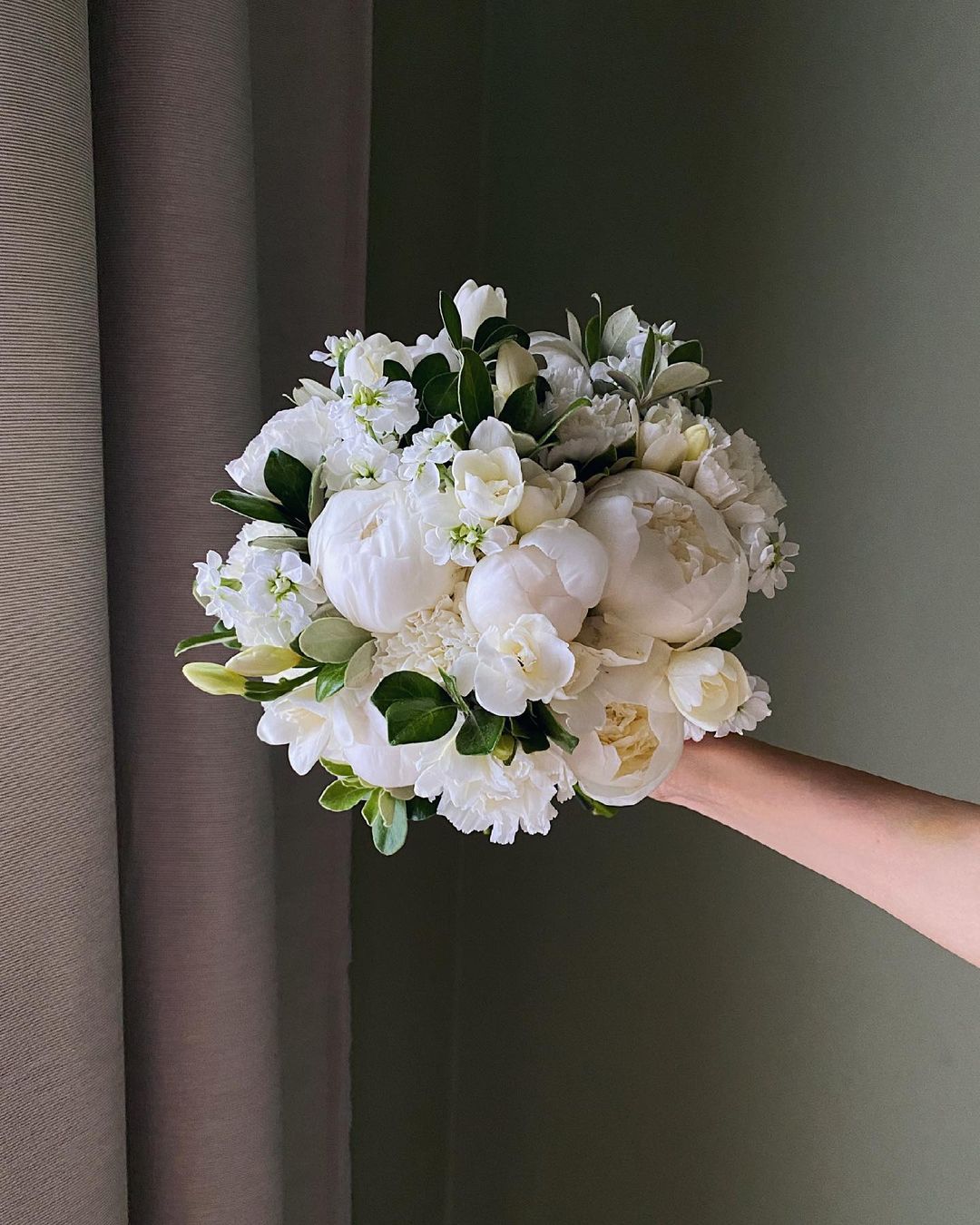 White Wedding Bouquets For Gentle Brides