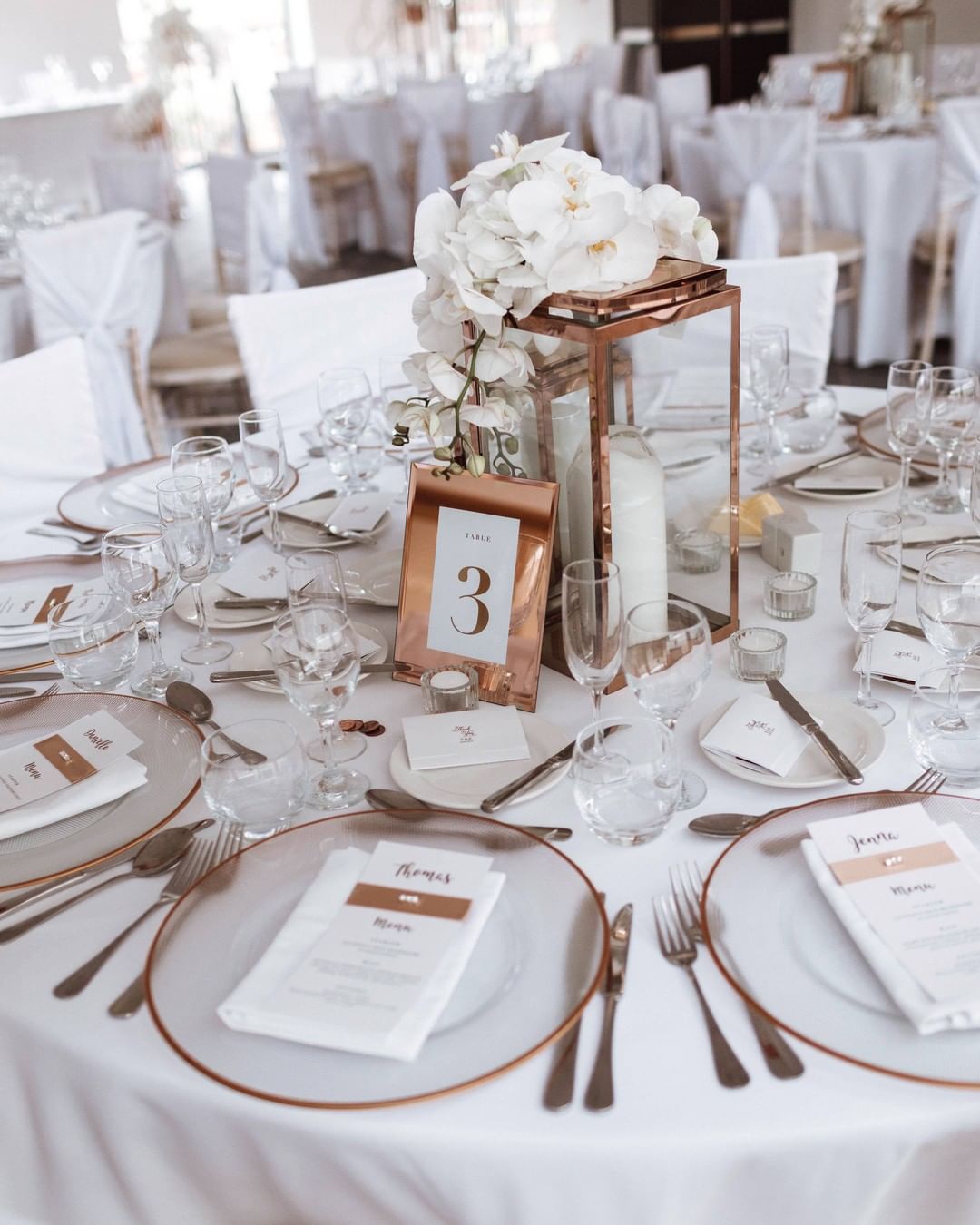 Perfect Decor Combination – Candles and Flowers