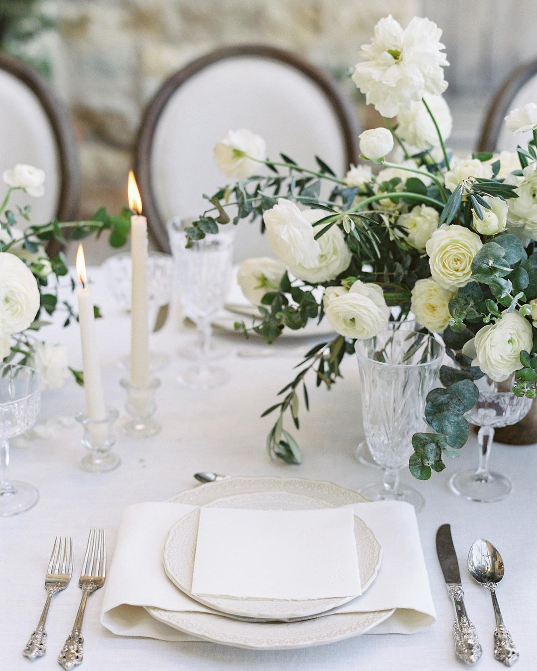 Perfect Decor Combination – Candles and Flowers
