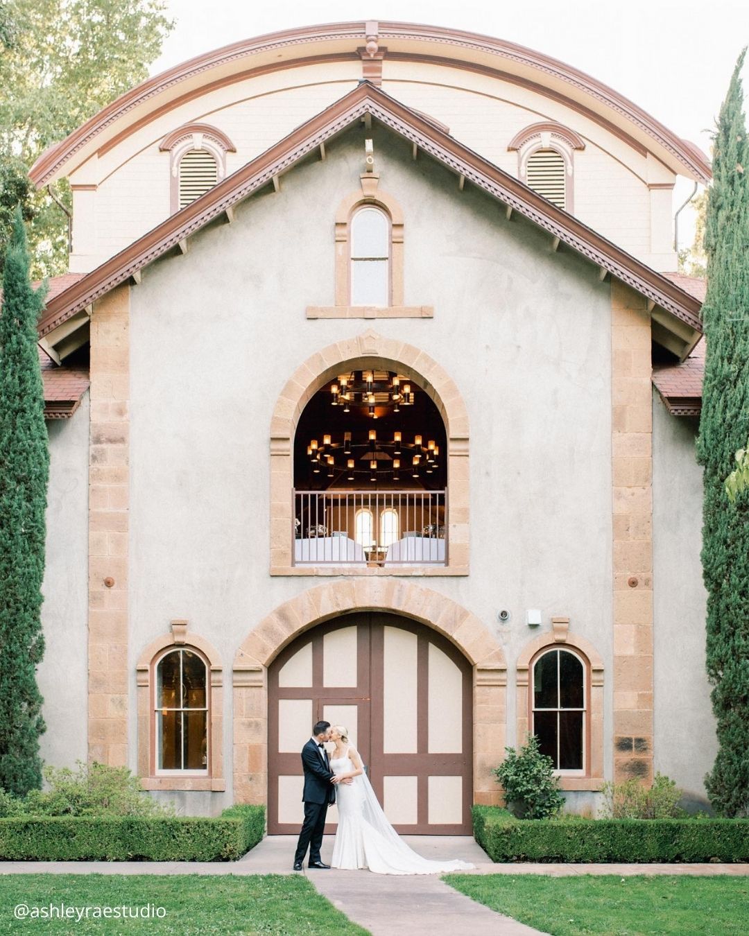 Cute Wedding Photos with Pets: Candid Moments with Furry Friends