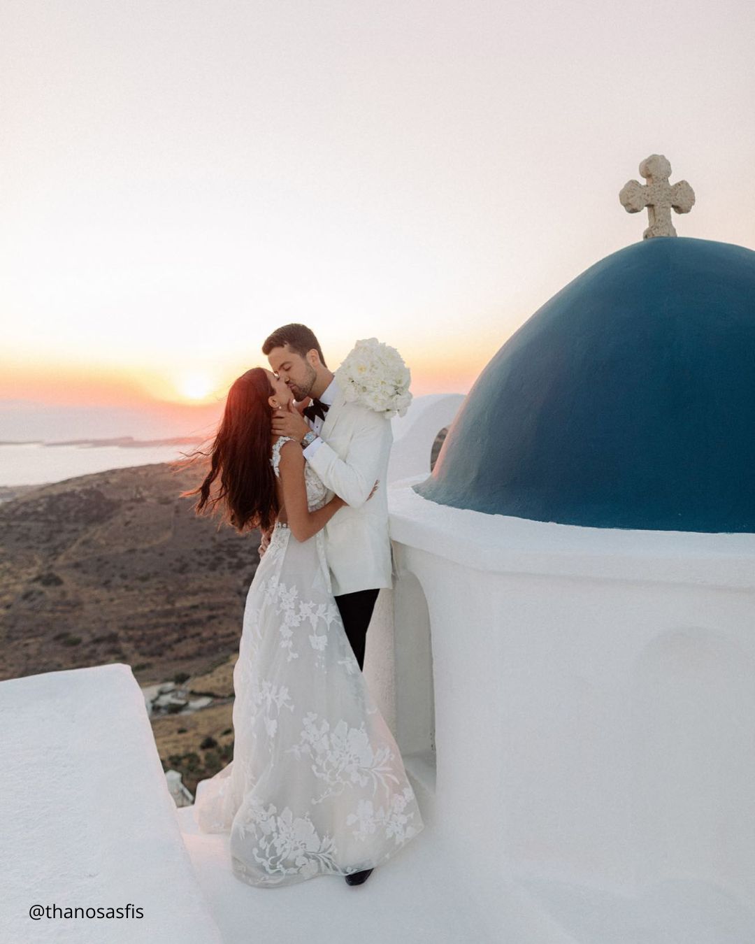 Cute Wedding Photos with Pets: Candid Moments with Furry Friends