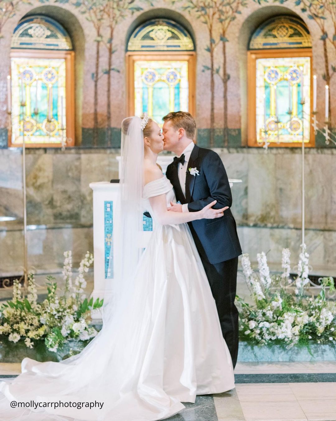 Cute Wedding Photos with Pets: Candid Moments with Furry Friends