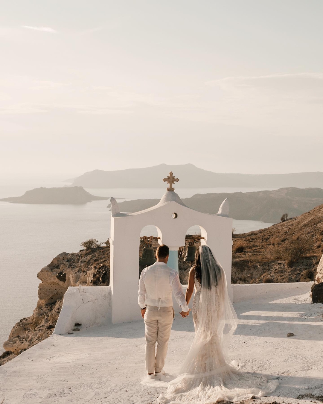 Cute Wedding Photos with Pets: Candid Moments with Furry Friends
