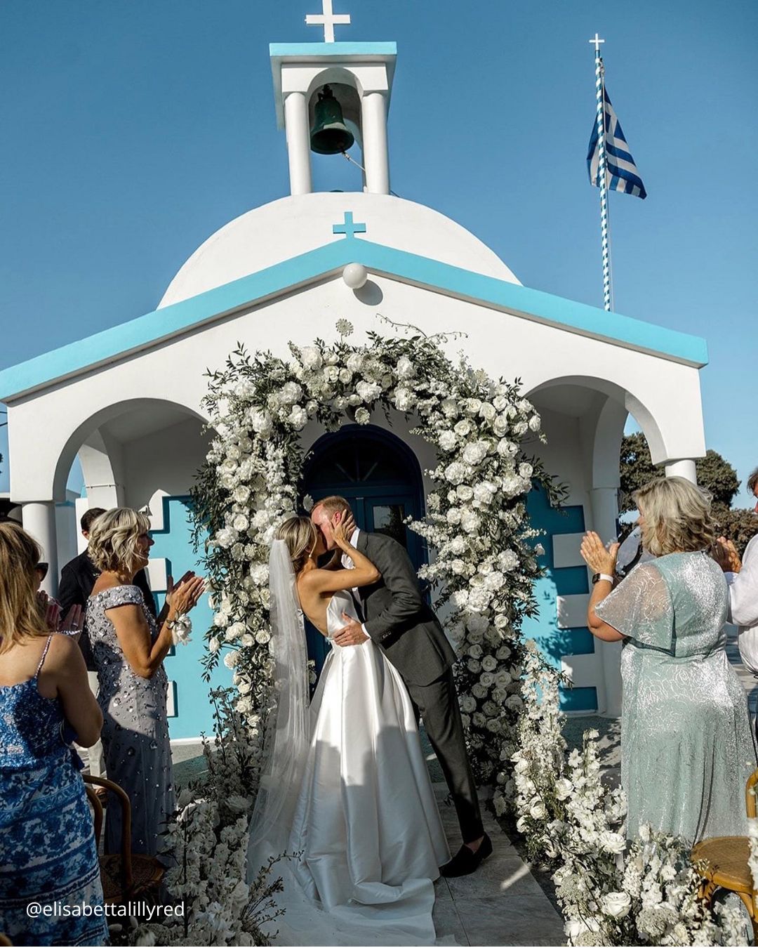Cute Wedding Photos with Pets: Candid Moments with Furry Friends
