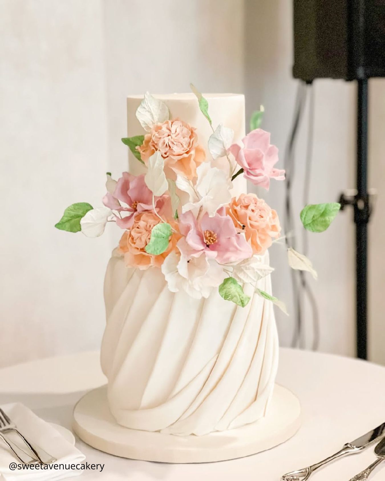 One Tiered Simple Summer Wedding Cakes
