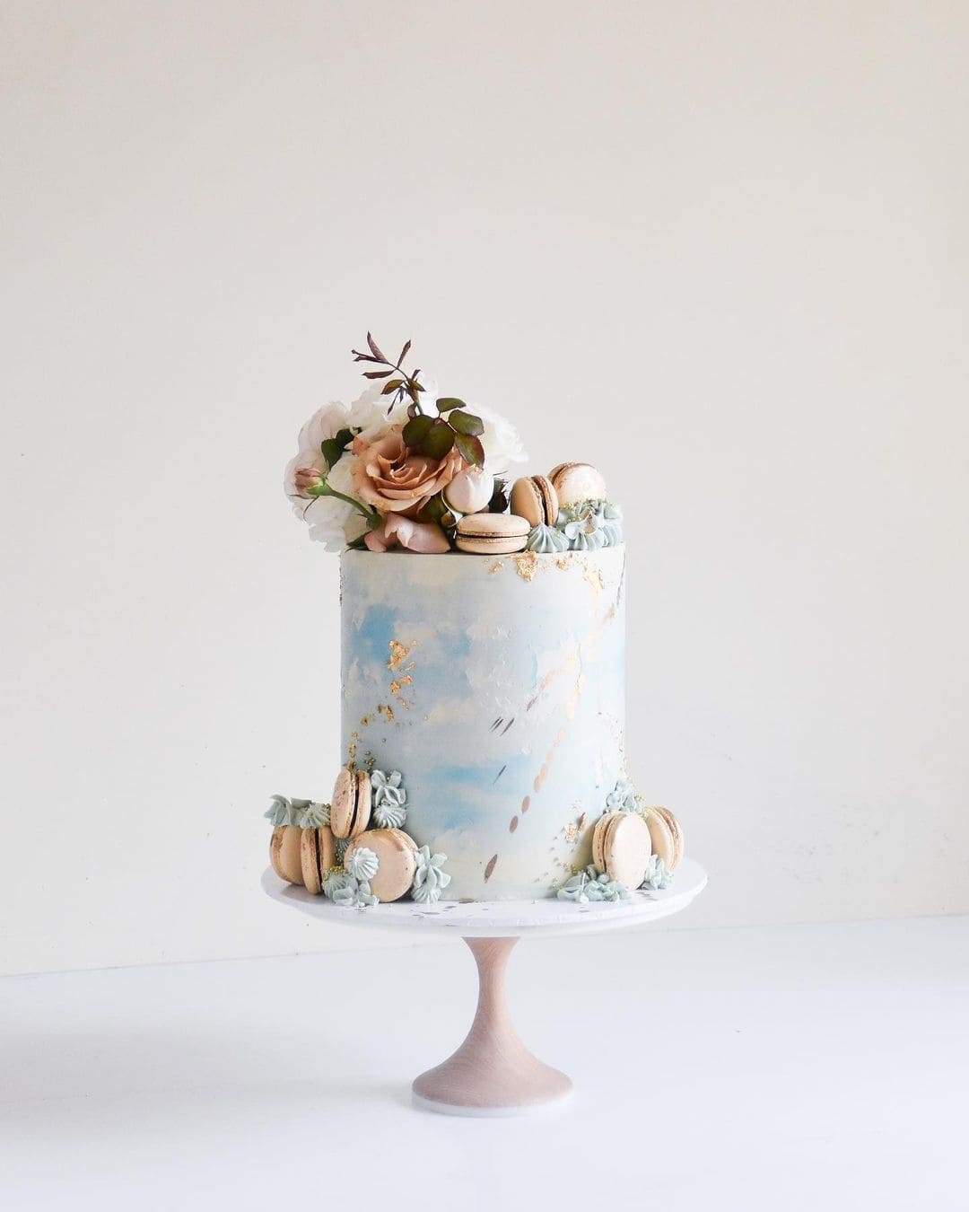 How do you keep a wedding cake cool in the summer?