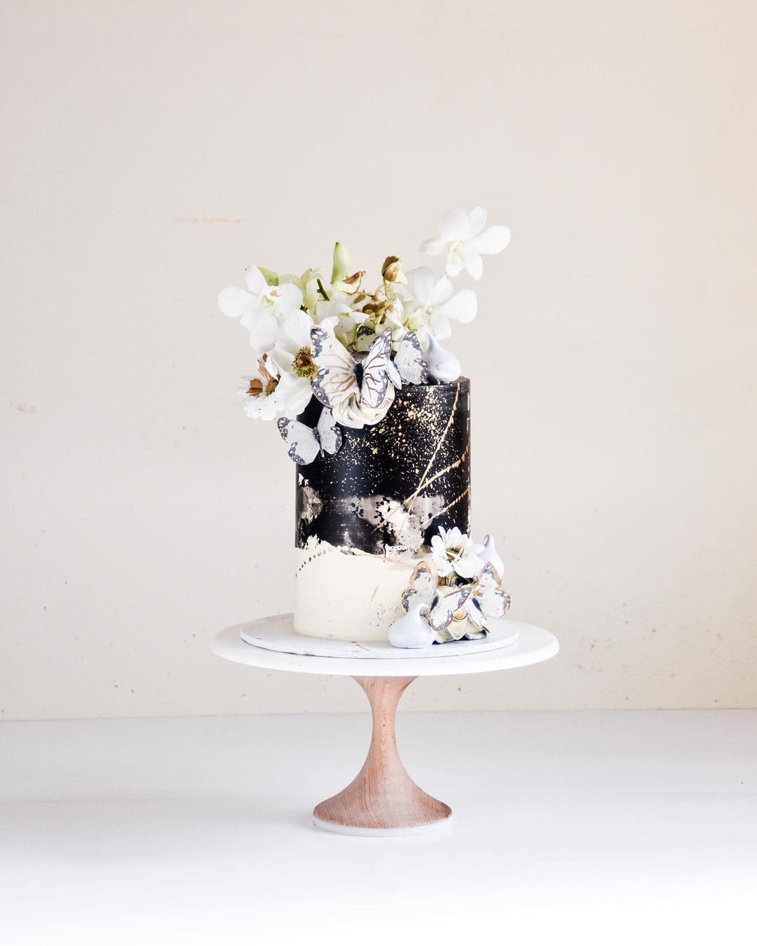 How do you keep a wedding cake cool in the summer?