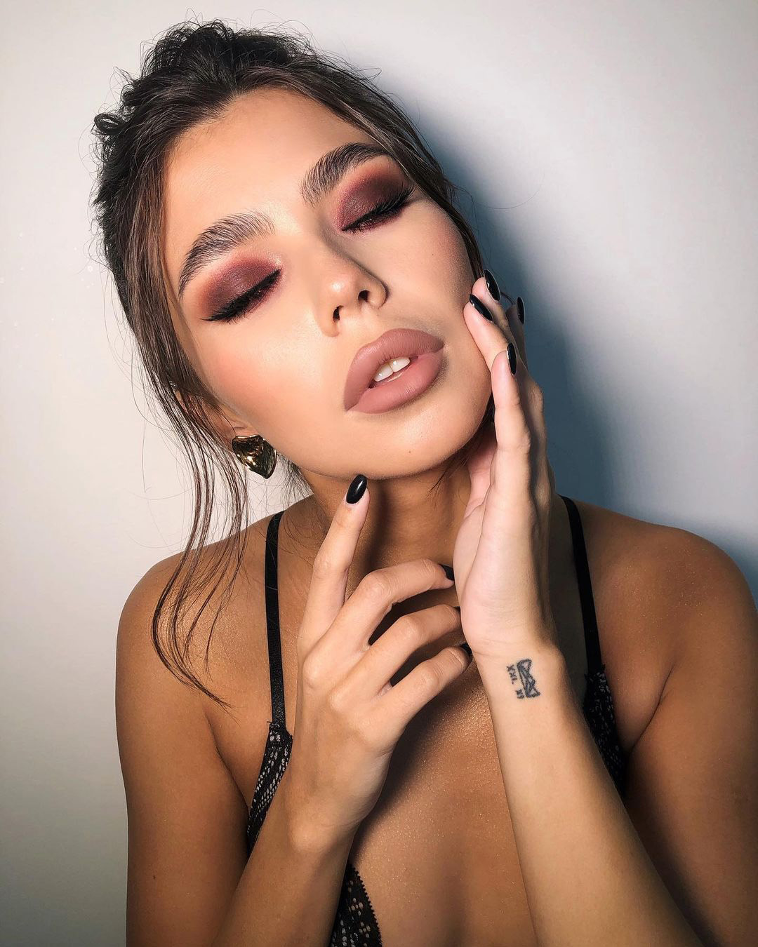 Simple Makeup For Brides With Glasses