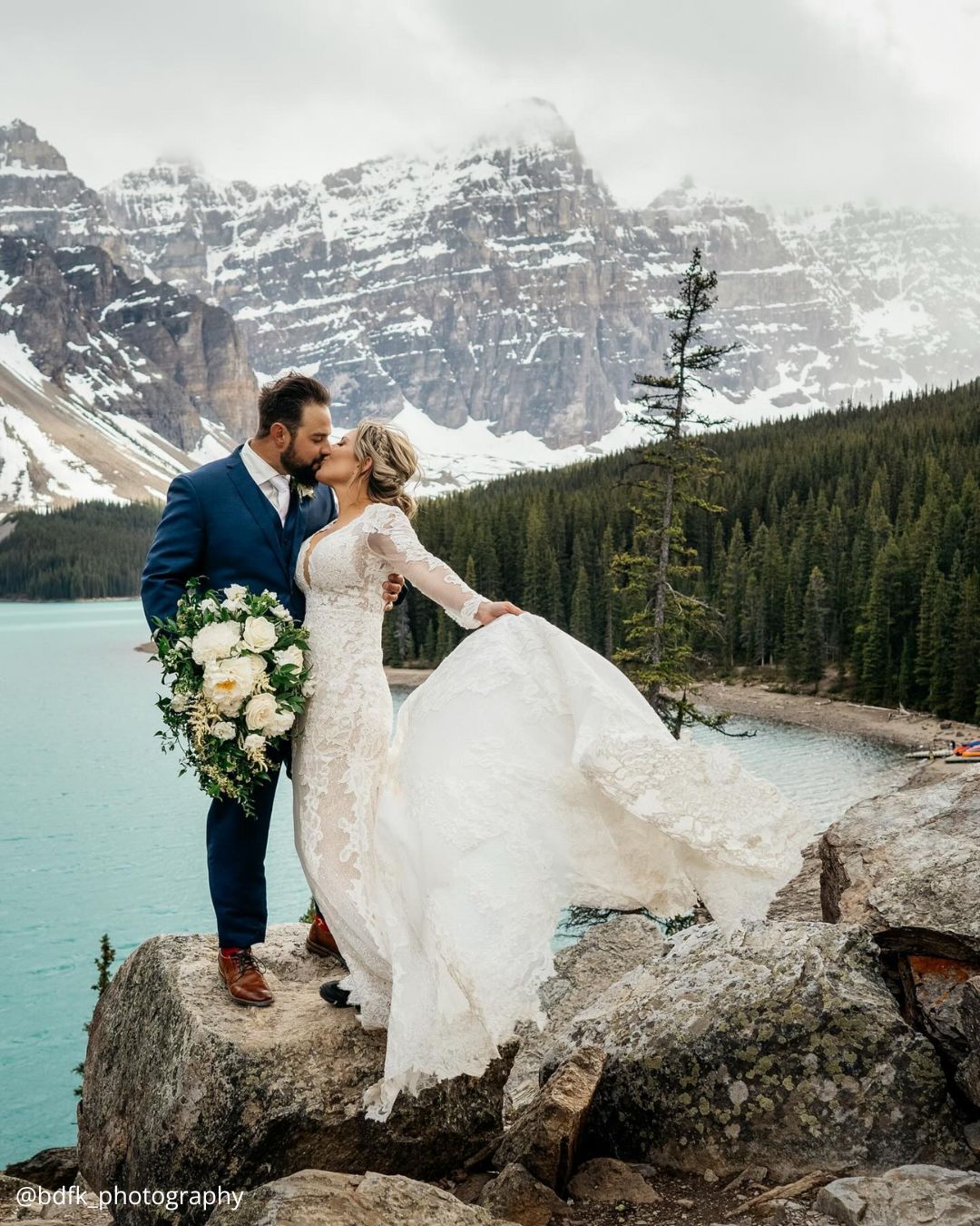 Wedding Photos Ideas in a Garden