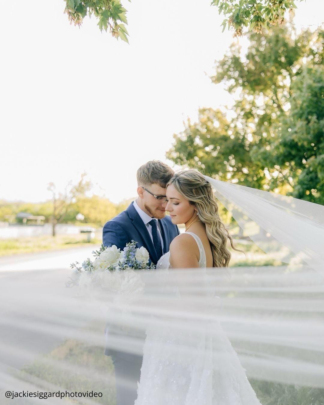 Wedding Photos Ideas in a Garden