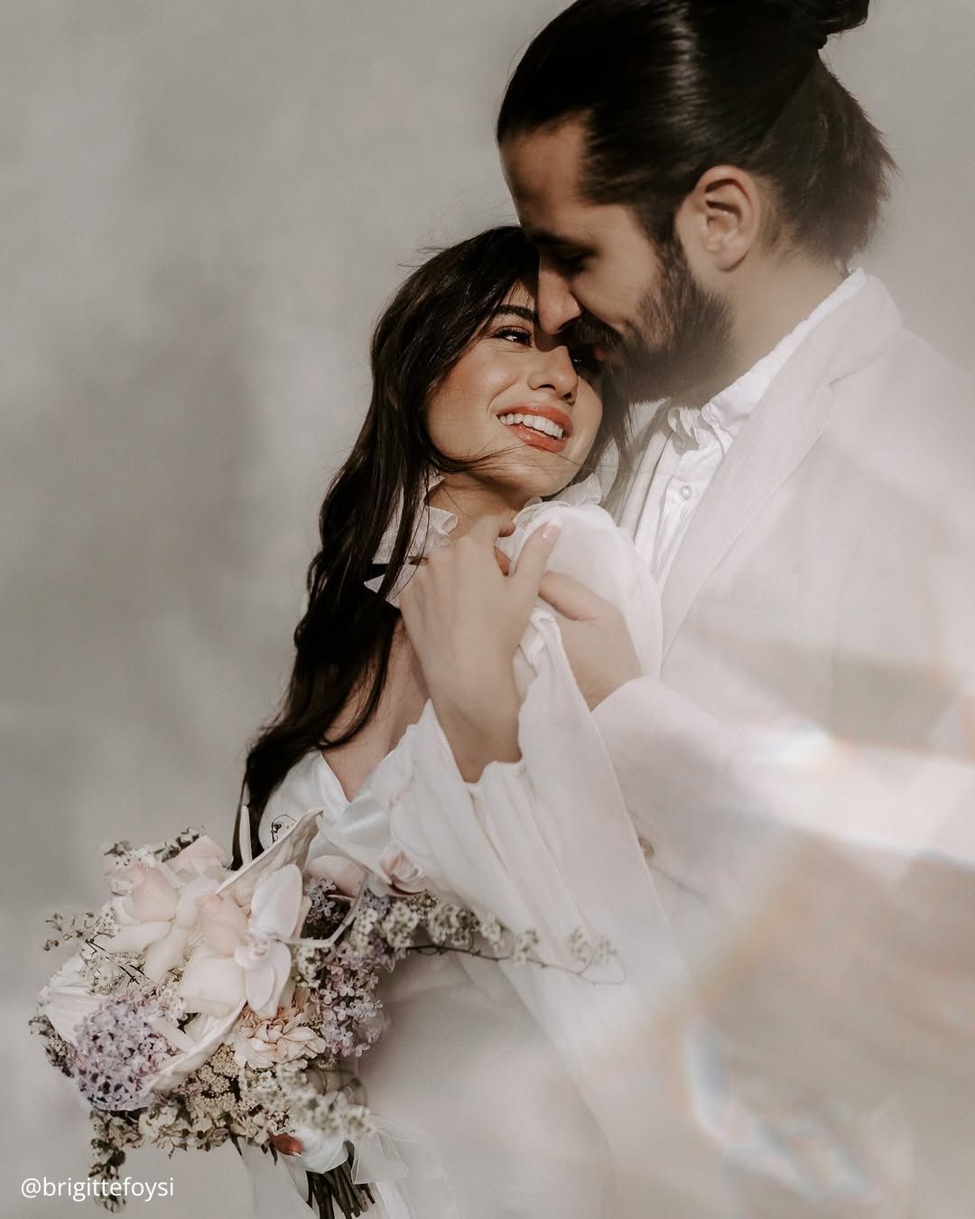 wedding photos the first look of the brides he looks at her she laughs brigittefoysi