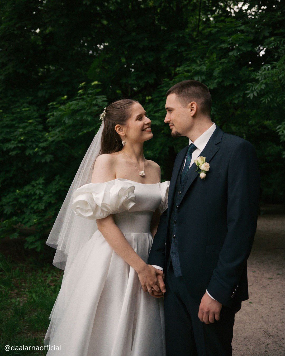 wedding photos first meeting of the bride and groom happy looking at each other smiling daalarnaofficial