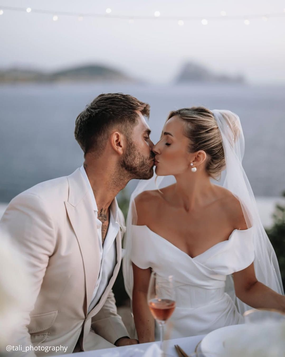 wedding photos kiss of the happy brides tali photography