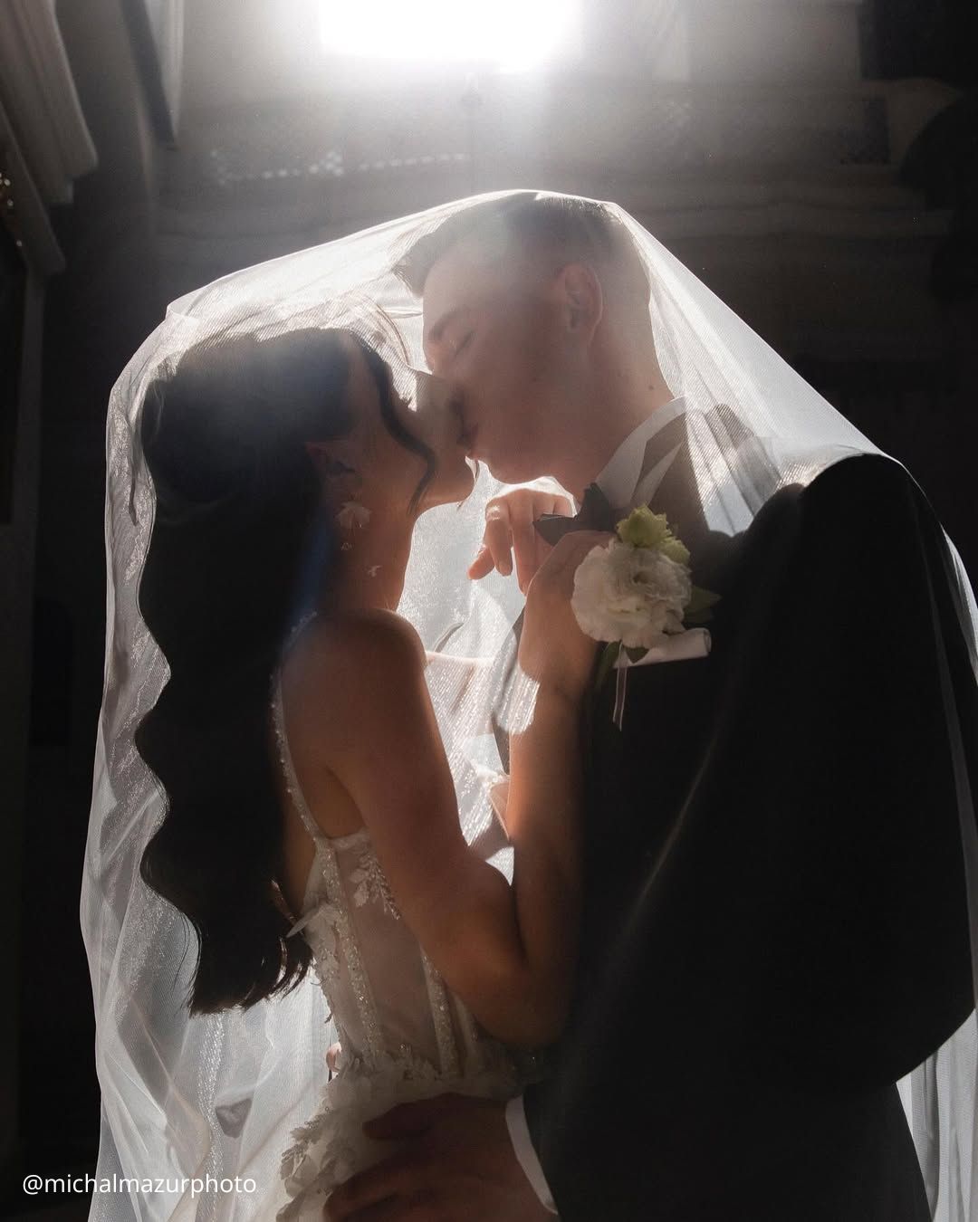 wedding photos kiss of the happy brides under the veil michalmazurphoto