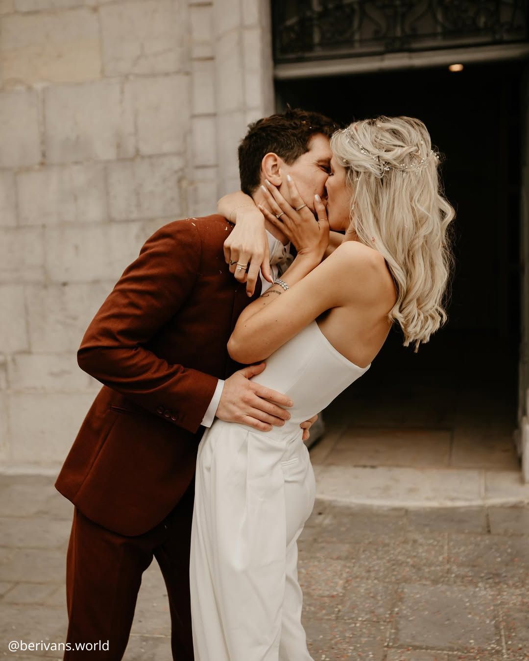 wedding photos the first kiss of the happy brides berivans.world