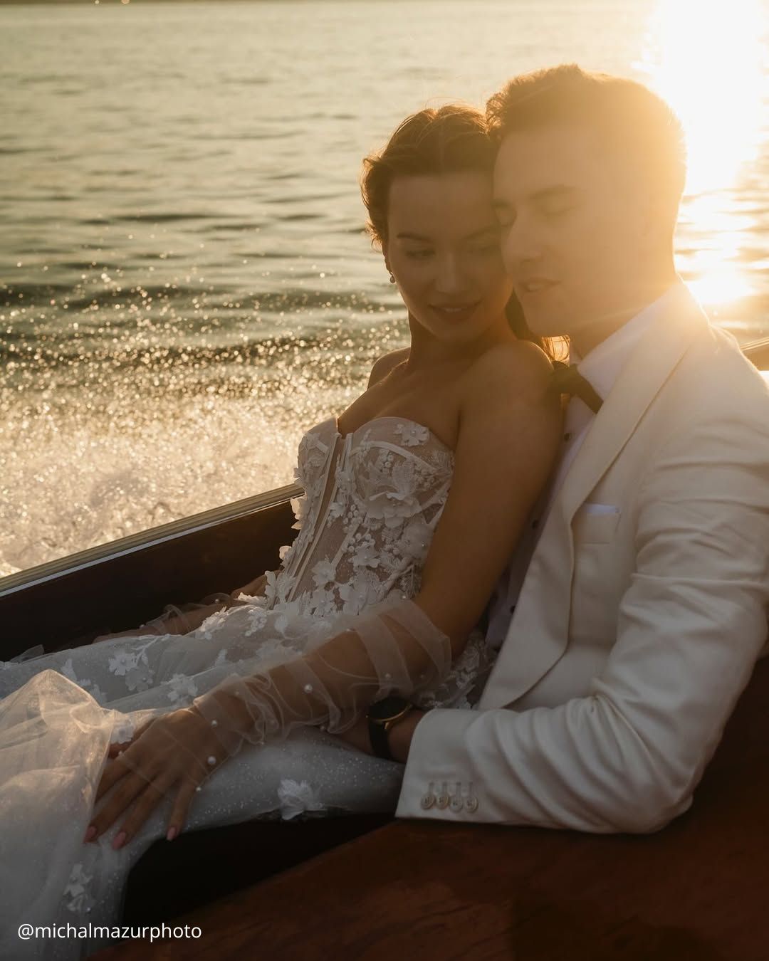 wedding photos hugs of happy brides cute photo at sunset michalmazurphoto