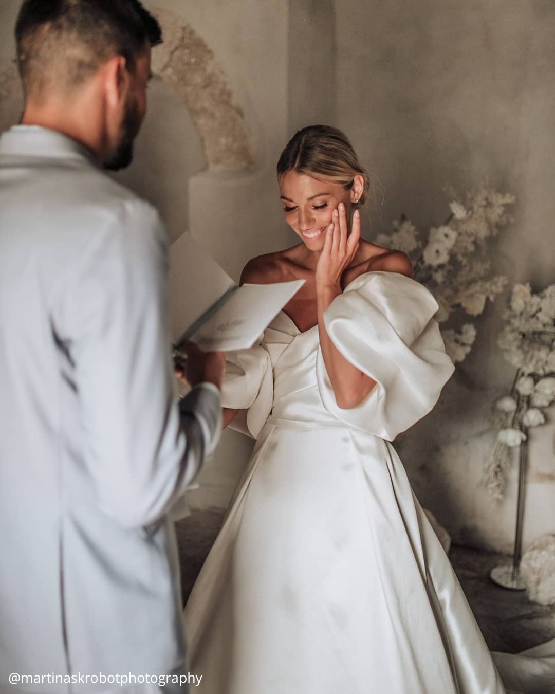 wedding photos brides standing reading vows at the marriage ceremony martinaskrobotphotography