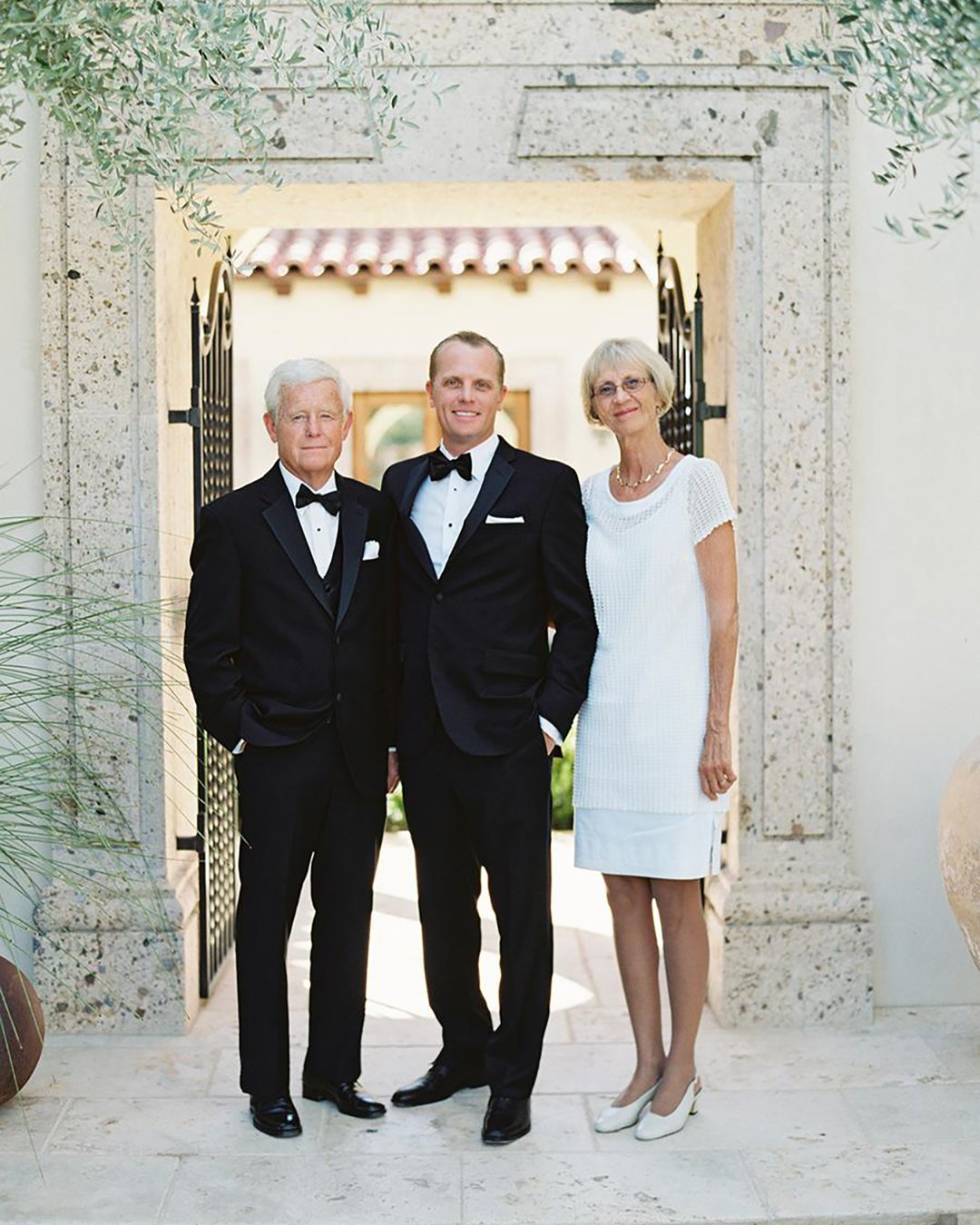 wedding photos groom with parents lanedittoe
