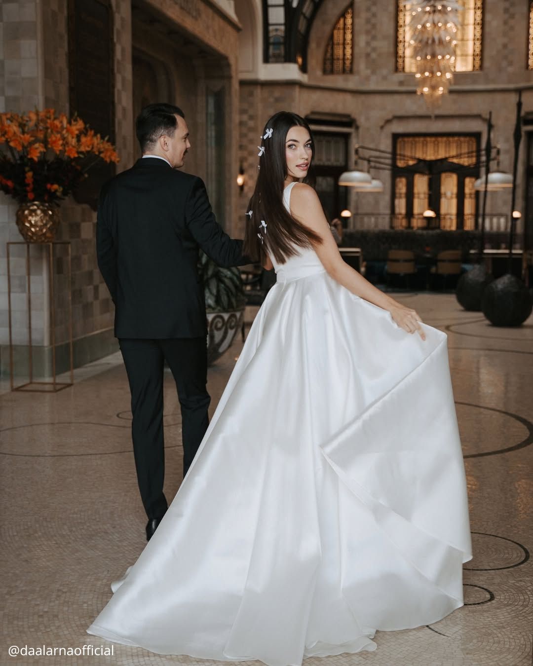 wedding photos magical night brides leave she holds the dress daalarnaofficial