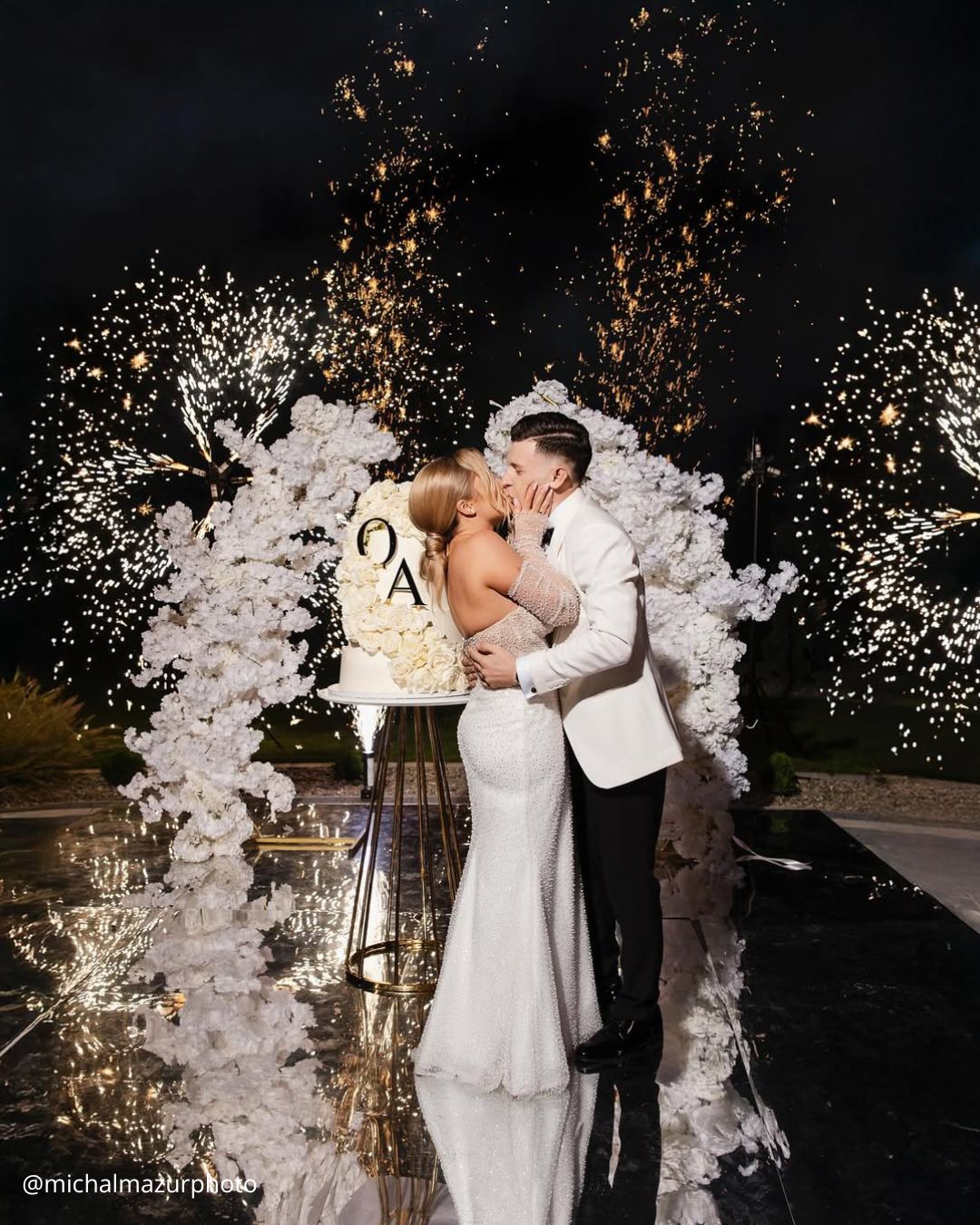wedding photos magical night kiss of brides on the background of fireworks michalmazurphoto