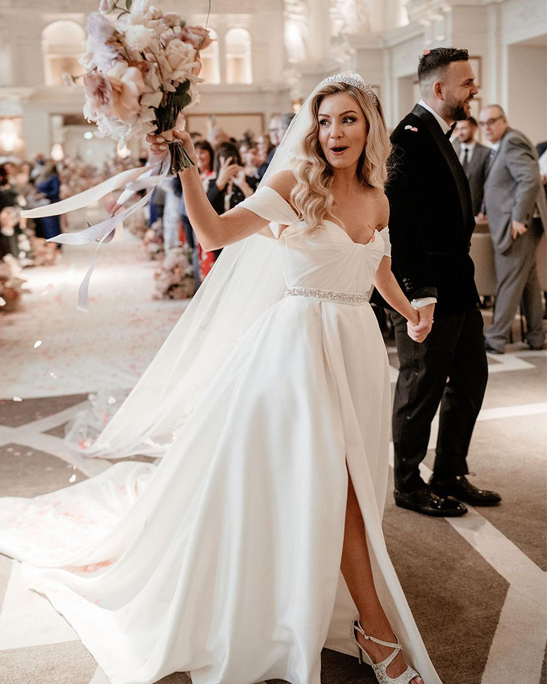 How to Choose Accessories for an A-Line Wedding Dress?