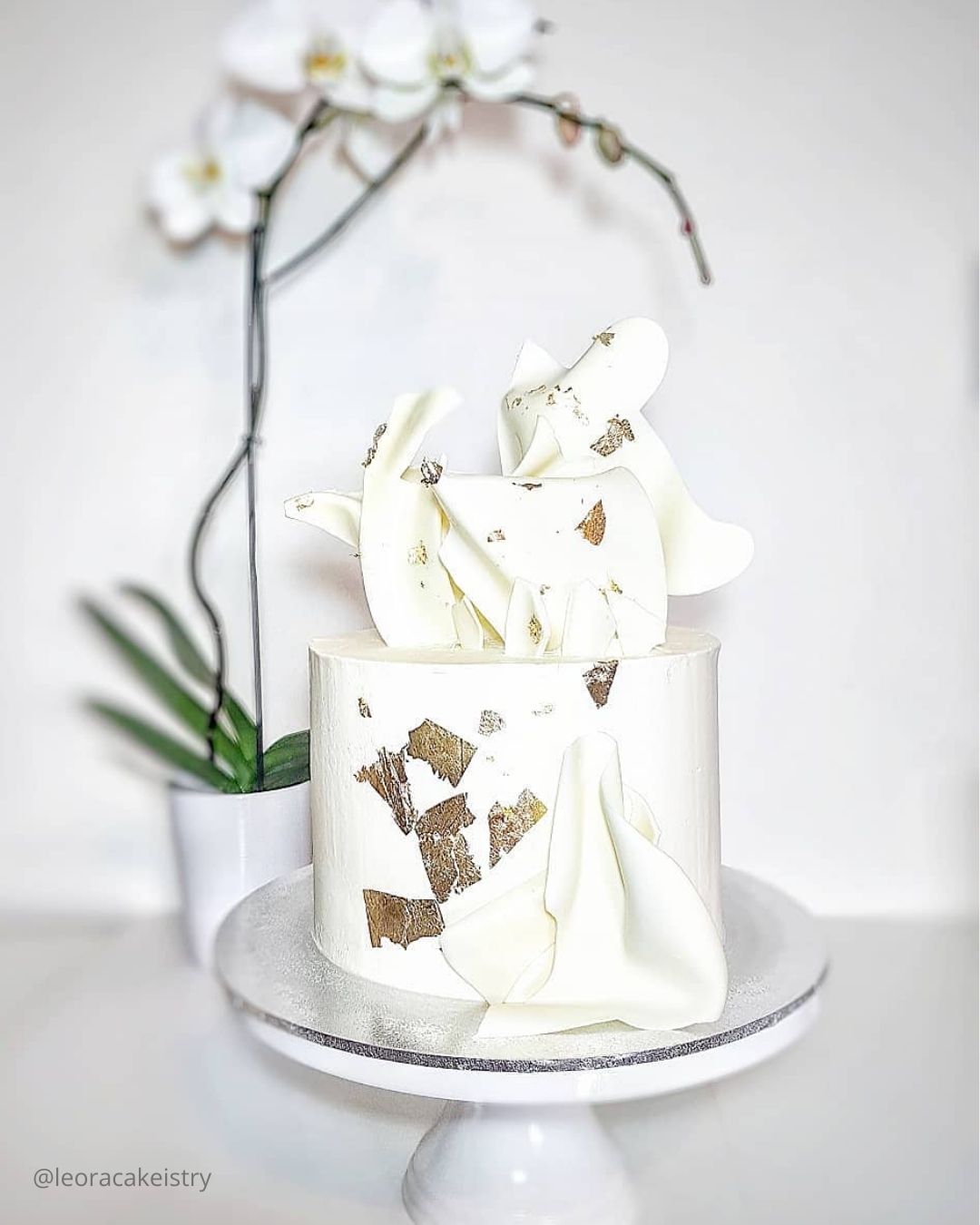 wedding cake trends small white wedding cake with gold accents