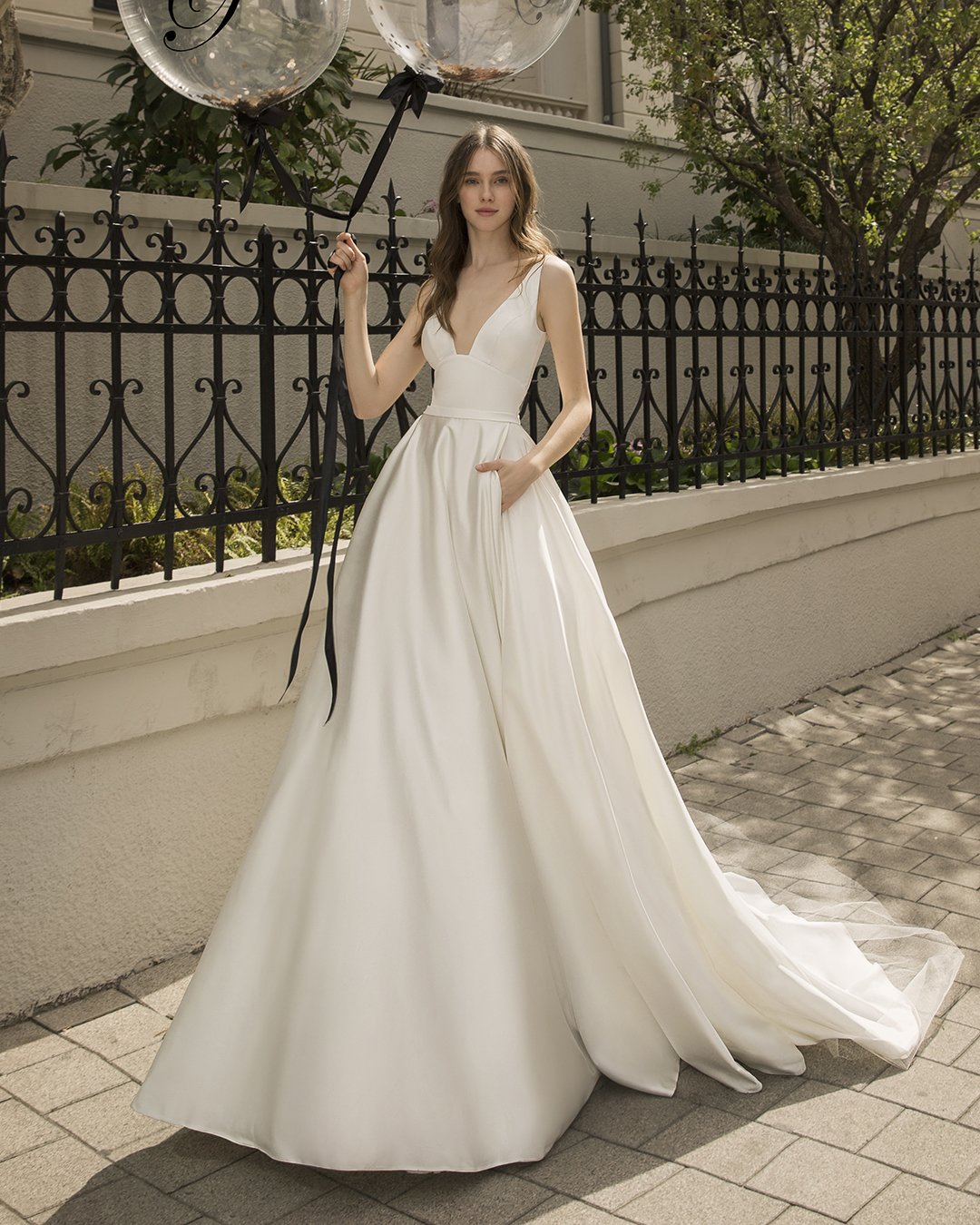 What is a simple wedding dress? How to style a simple wedding dress?