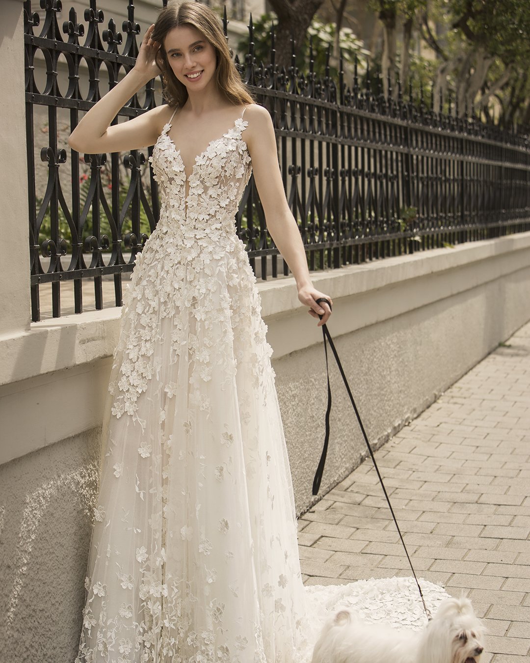 What does a bride wear for a beach wedding? What is the best material for a beach wedding dress?