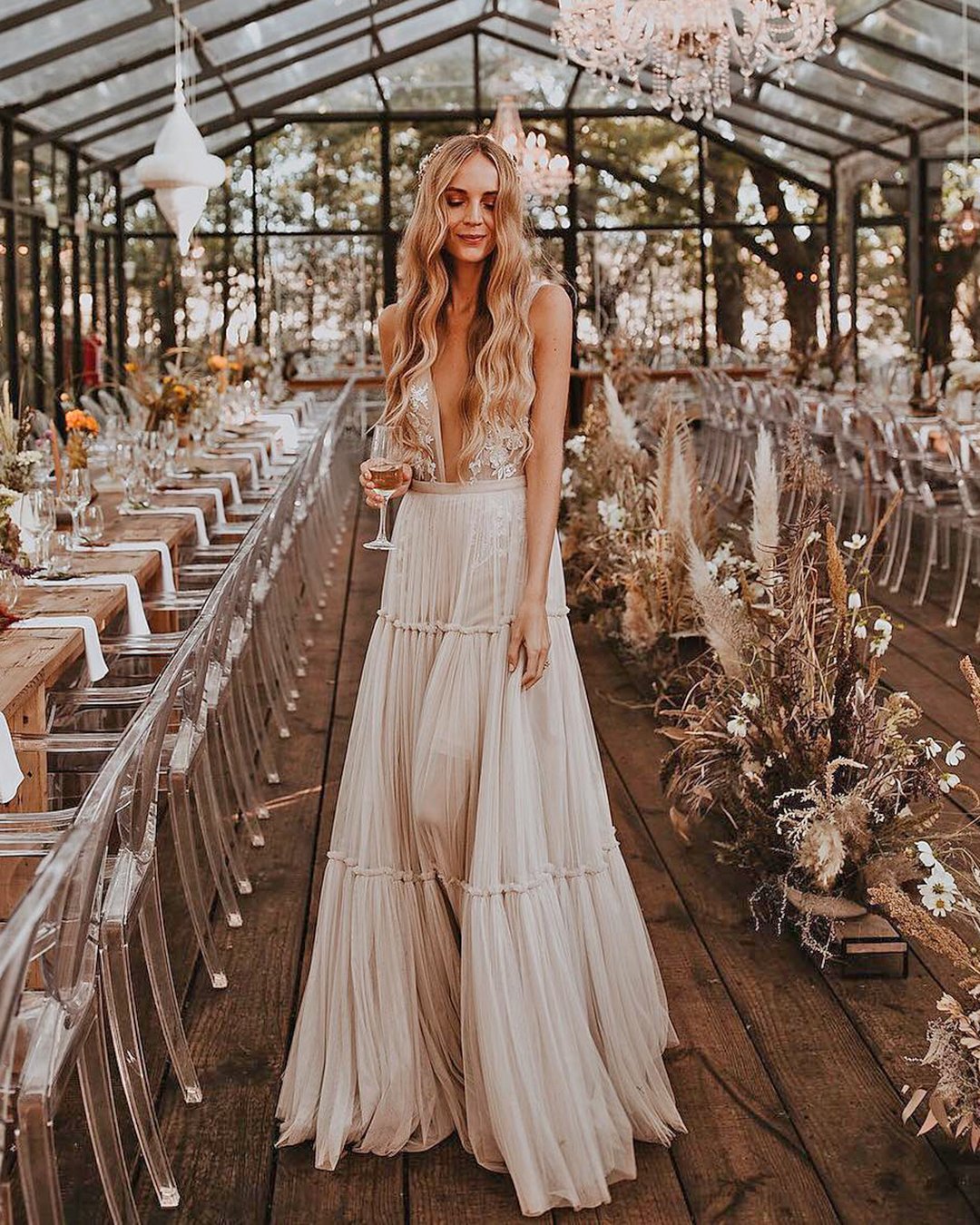 What is a Bohemian-style wedding dress? How do you make a wedding dress look like boho?