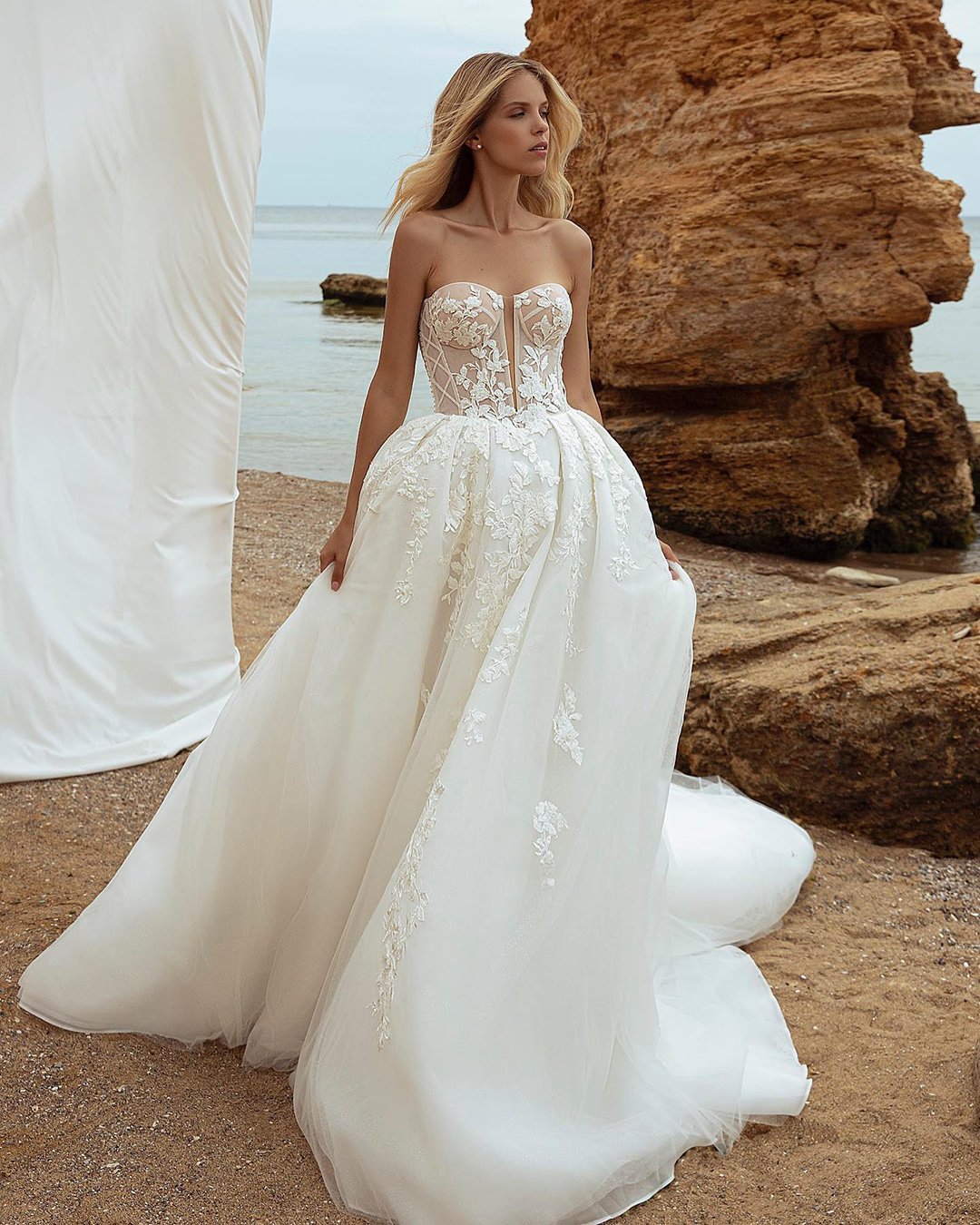 Lace Strapless Wedding Dresses