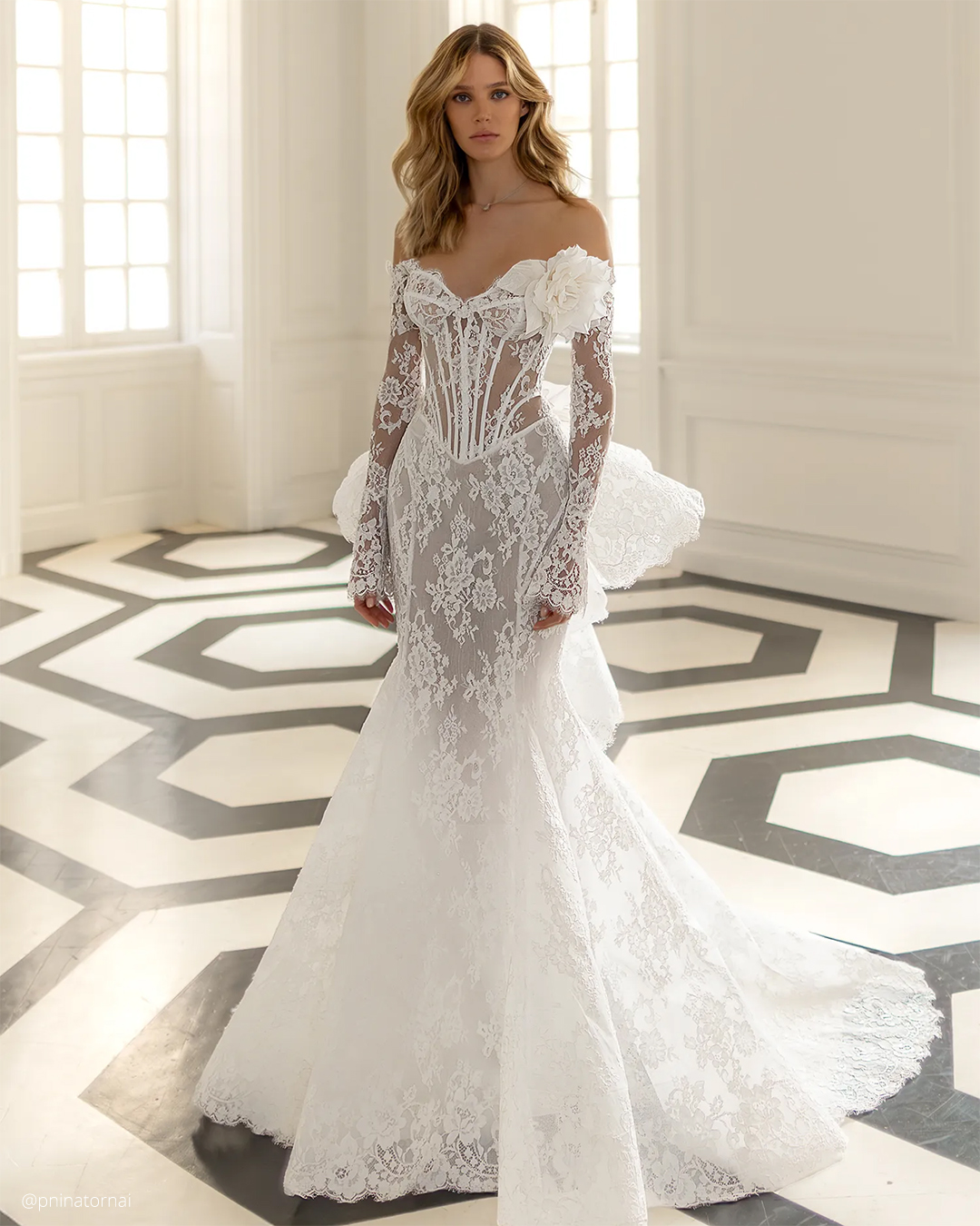Lace Strapless Wedding Dresses